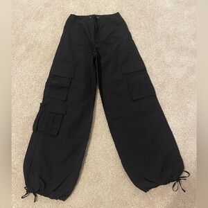 🔥🔥 Zara  black nylon cargo parachute Pants. blogger fave size XS